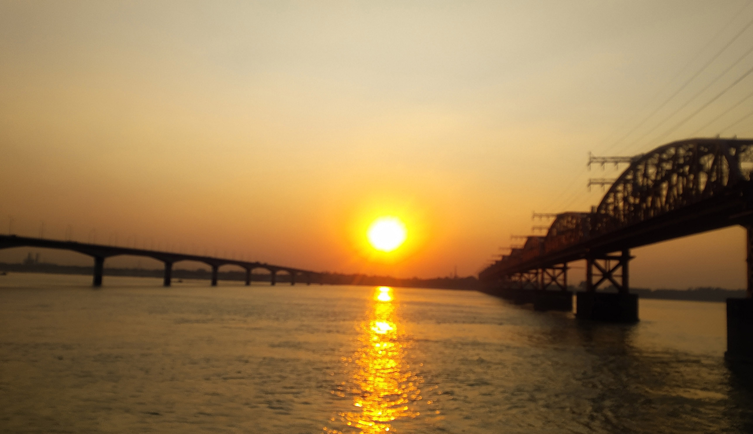 বিকেল পেরিয়ে গোধূলিলগ্নের ঠিক আগে। সুনসান নীরবতায় দাঁড়িয়ে কালের সাক্ষী হার্ডিঞ্জ ব্রীজ। নিচ দিয়ে বয়ে যাচ্ছে ঘোলা জলের স্রোত। মনোমুগ্ধকর এ ছবিটি সোমবার (১৬ নভেম্বর) পাবনার পাকশী থেকে তোলা।