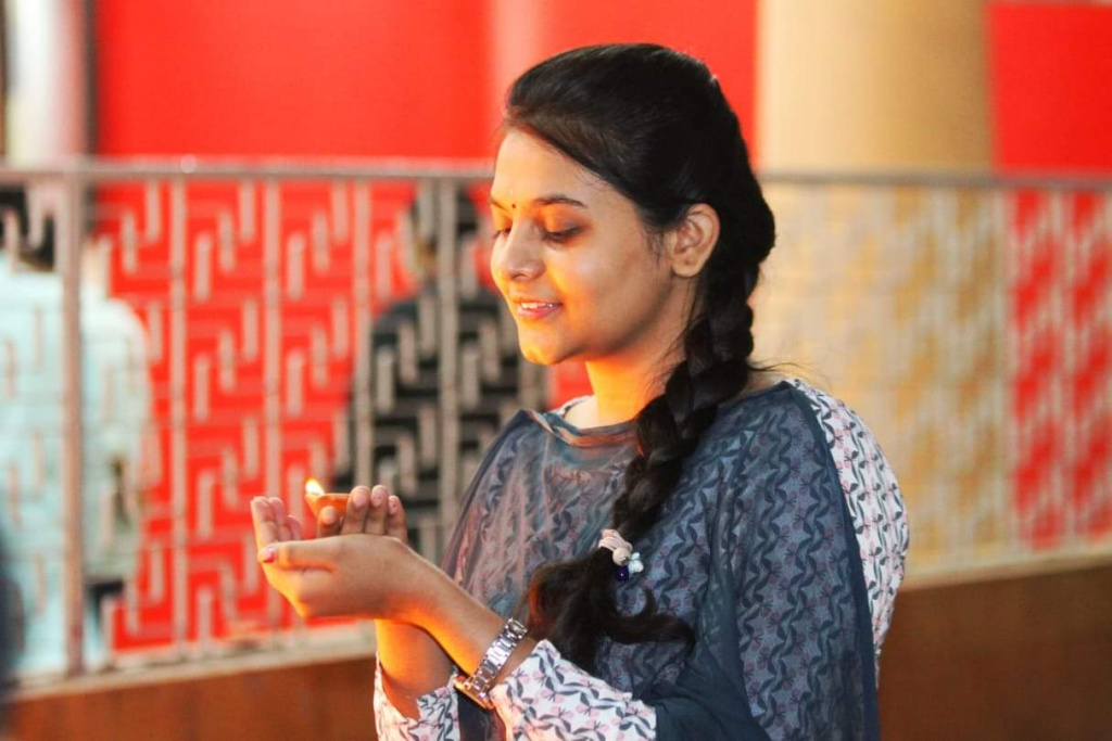 ঢাকেশ্বরী জাতীয় মন্দিরে প্রদীপ জ্বালিয়ে দীপাবলি পালন করেন সনাতন ধর্ম্বালম্বীরা। ছবিটি শনিবার রাতে তোলা।