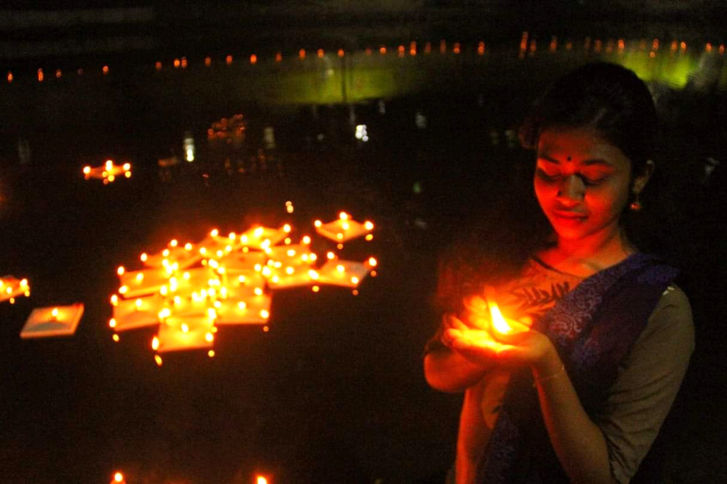 ঢাকেশ্বরী জাতীয় মন্দিরে প্রদীপ জ্বালিয়ে দীপাবলি পালন করেন সনাতন ধর্ম্বালম্বীরা। ছবিটি শনিবার রাতে তোলা।