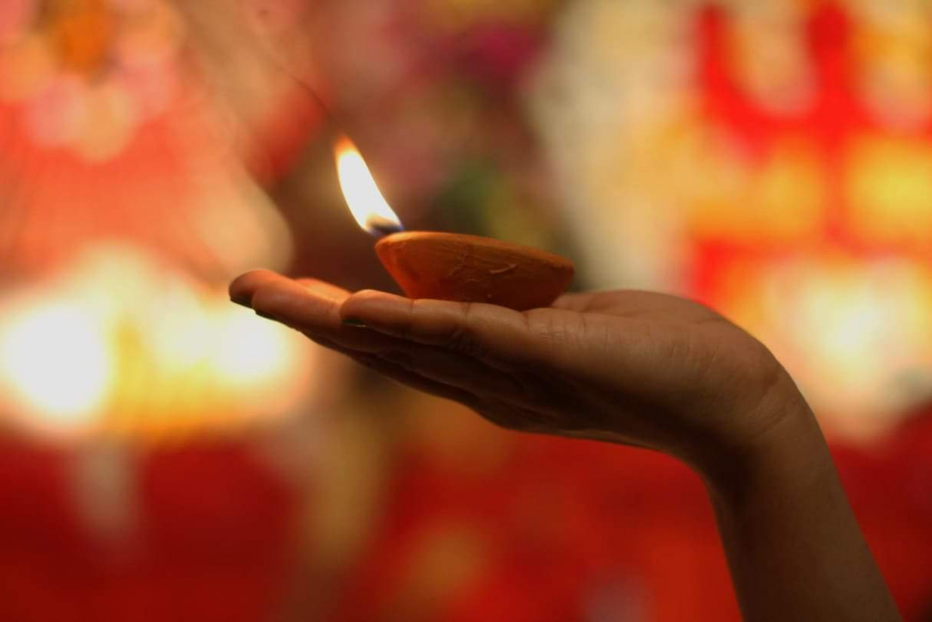 ঢাকেশ্বরী জাতীয় মন্দিরে প্রদীপ জ্বালিয়ে দীপাবলি পালন করেন সনাতন ধর্ম্বালম্বীরা। ছবিটি শনিবার রাতে তোলা।