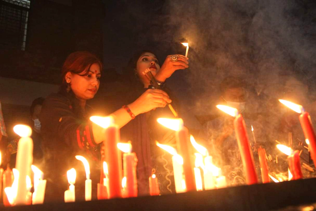 ঢাকেশ্বরী জাতীয় মন্দিরে প্রদীপ জ্বালিয়ে দীপাবলি পালন করেন সনাতন ধর্ম্বালম্বীরা। ছবিটি শনিবার রাতে তোলা।